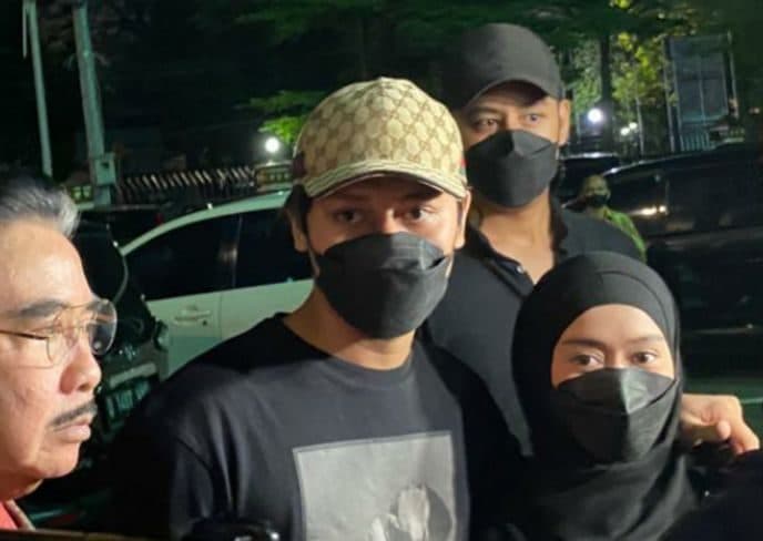 datangi_polrestro_jaksel_lesti_kejora_rizky_billar_saling_rangkul
