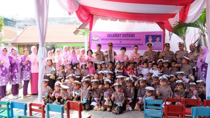 datangi_tk_kemala_bhayangkari_kapolres_tanjungbalai_disambut_pocil