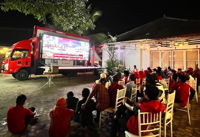 debat_perdana_pilgubsu_massa_edy_hasan_mendukung_dengan_nobar