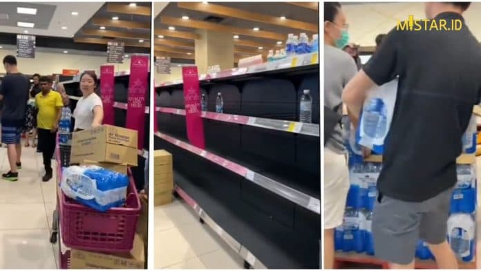 debit_air_sungai_muda_turun_drastis_warga_malaysia_lakukan_panic_buying_air_kemasan