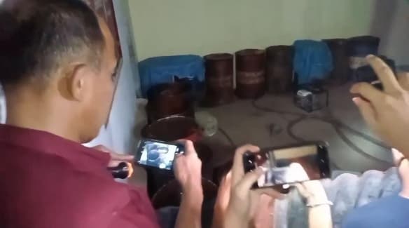 dekat_polsek_sei_kepayang_warga_gerebek_gudang_pengoplosan_bbm