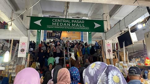 dekati_lebaran_warga_medan_padati_di_pasar_central