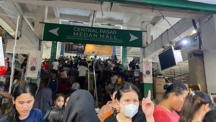 dekati_nataru_warga_mulai_padati_pasar_sentral_medan
