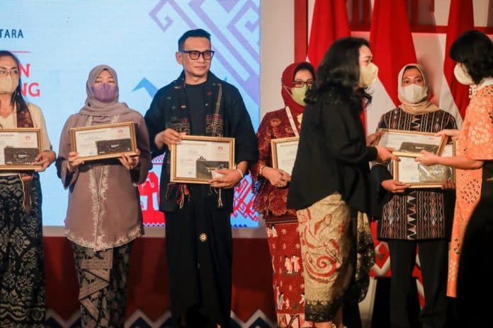 dekranasda_kota_medan_raih_penghargaan_terbaik_di_kriyanusa_2022