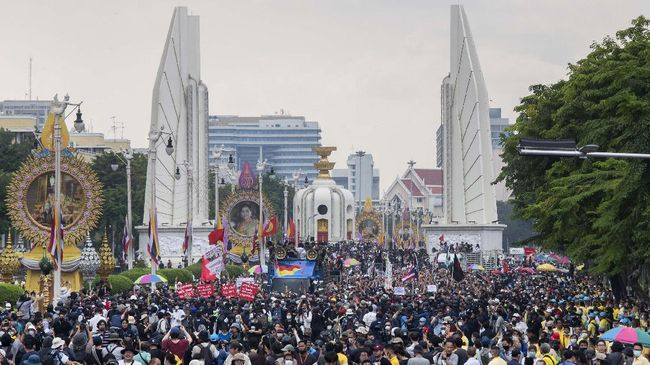 dekrit_darurat_turun_polisi_sapu_ribuan_demonstran