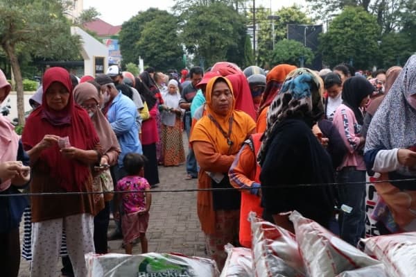 demi_beras_murah_warga_tebing_tinggi_rela_antre_berjam_jam