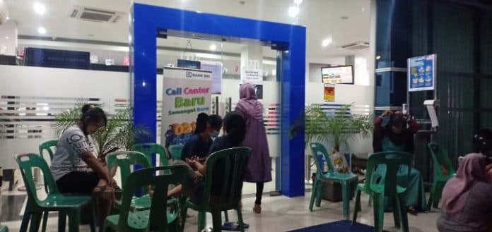 demi_dapatkan_bantuan_usaha_mikro_hingga_larut_malam_warga_asahan_ramai_ramai_buka_rekening_di_bri