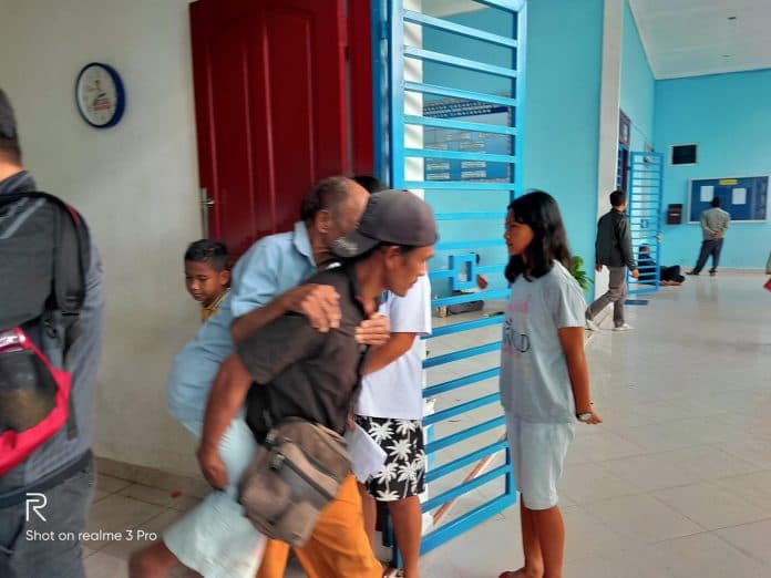 demi_dapatkan_ktp_kakek_lumpuh_digendong_ke_dukcapil