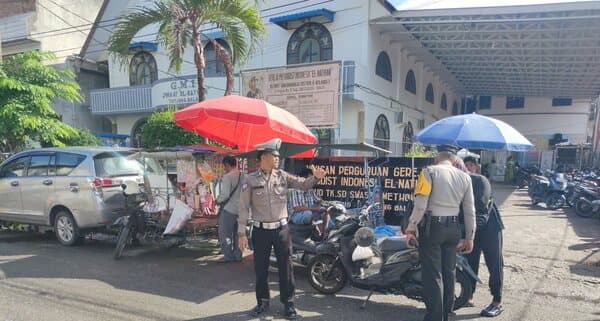 demi_kelancaran_ibadah_di_gereja_satlantas_polres_tanjung_balai_berjaga
