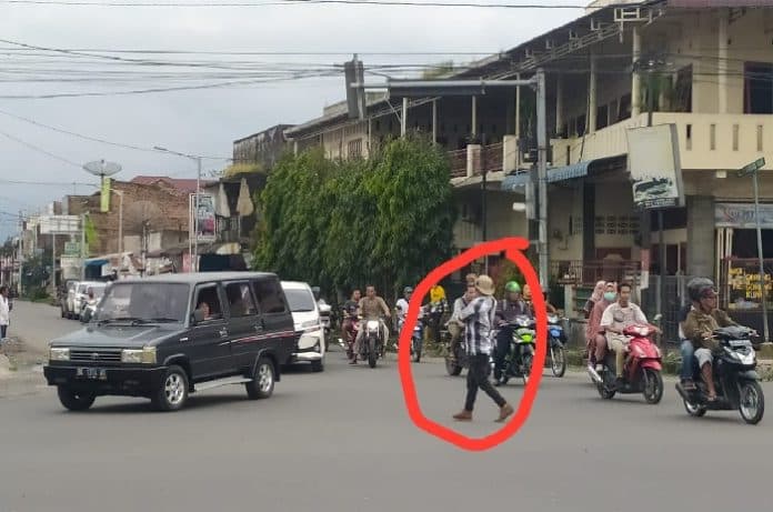 demi_kurangi_kemacetan_begini_aksi_pria_bertopi_koboi_jadi_polisi_di_tengah_lampu_lalu_lintas_mati_di_siantar
