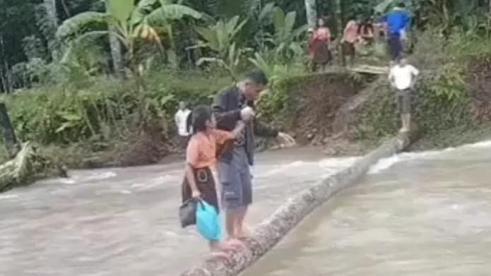 demi_pendidikan_pelajar_di_nias_selatan_bertarung_nyawa_menyeberangi_sungai_dengan_sebatang_pohon