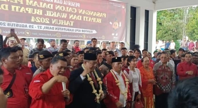 demi_percepatan_pembangunan_berkelanjutan_kabupaten_dairi_ribuan_pendukung_antar_bapaslon_ekab_depriwanto_mendaftar_ke_kpu