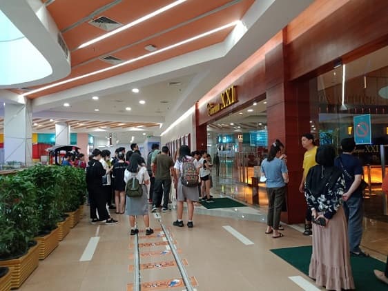 demi_promo_warga_medan_rela_antri_di_bioskop_yang_masih_tutup