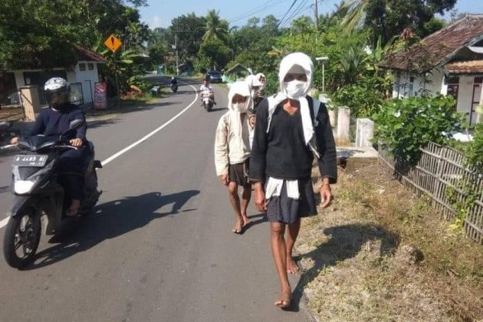 demi_silaturahmi_suku_badui_dalam_rela_jalan_kaki_puluh_kilometer