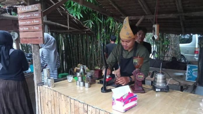 demi_uang_kuliah_mahasiswa_beasiswa_dagang_kopi_di_pasar_kamu_deli_serdang