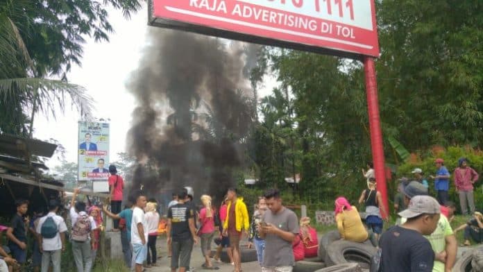 demo_di_depan_kuburan_mewah_sibolangit_lumpuhkan_jalan_medan_brastagi