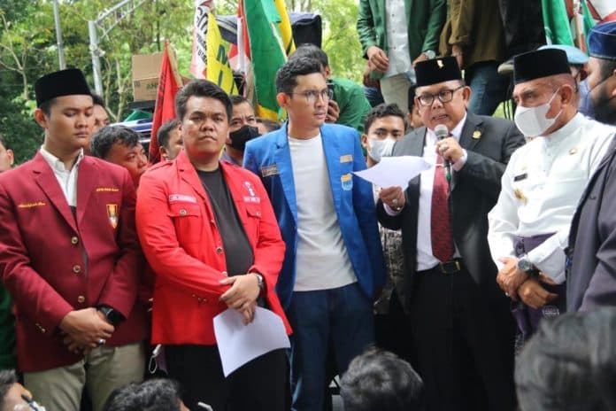 demo_dprd_sumut_mahasiswa_tolak_kenaikan_harga_bbm_ppn_dan_sembako