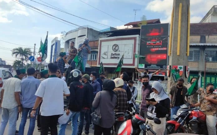 demo_hmi_cabang_asahan_minta_presiden_copot_menteri_luhut