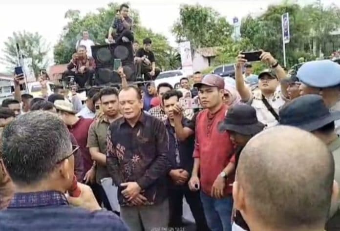 demo_ke_kantor_bupati_paluta_warga_huta_raja_minta_kades_mereka_dicopot
