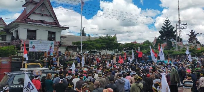 demo_ke_kantor_bupati_ribuan_massa_teriaki_bupati_dairi_pembohong
