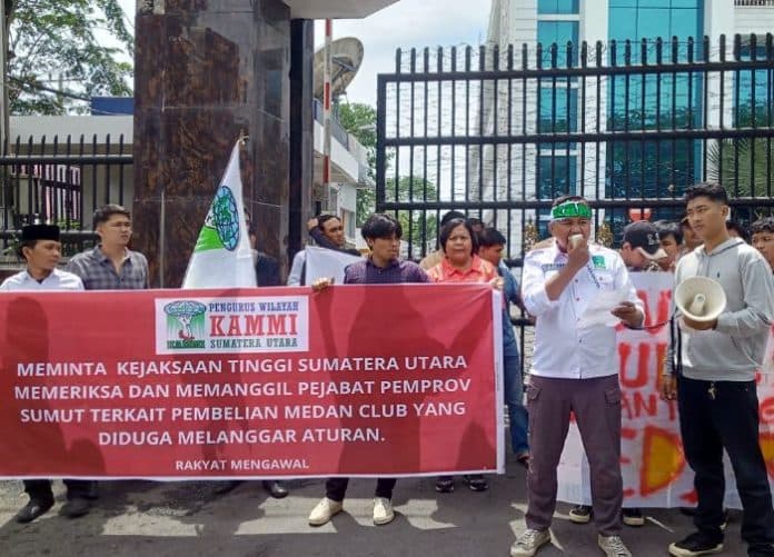 demo_kejati_sumut_puluhan_massa_desak_usut_dugaan_pembelian_medan_club_pakai_apbd