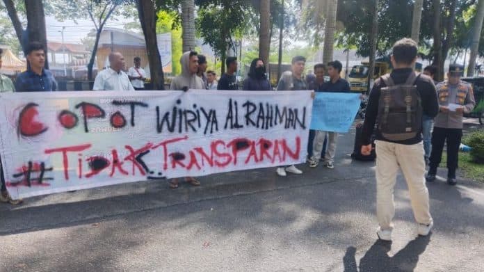demo_mahasiswa_ditantang_pj_bupati_deli_serdang_buktikan_kendaraan_pribadi_akan_diberi_rp100_juta