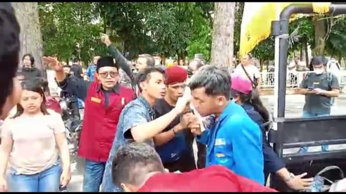 demo_mahasiswa_tolak_kenaikan_harga_bbm_di_siantar_ricuh