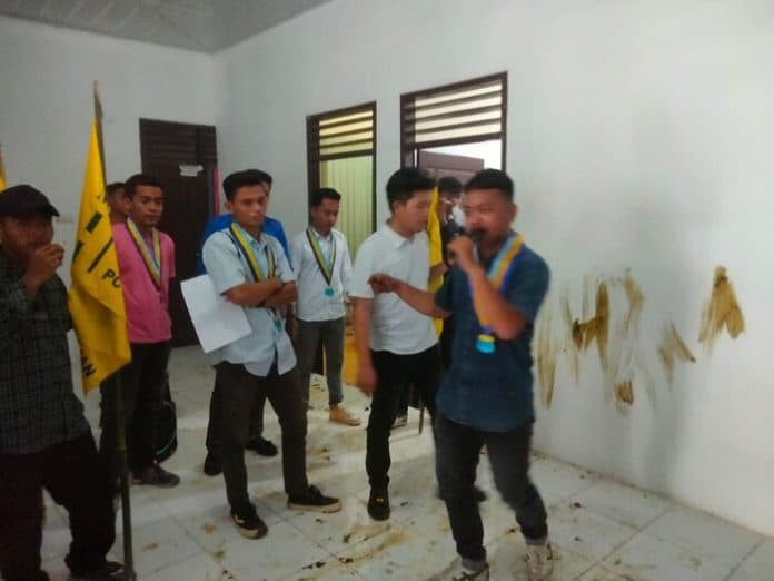 demo_soal_dana_desa_kantor_pmd_asahan_dilumuri_kotoran_lembu