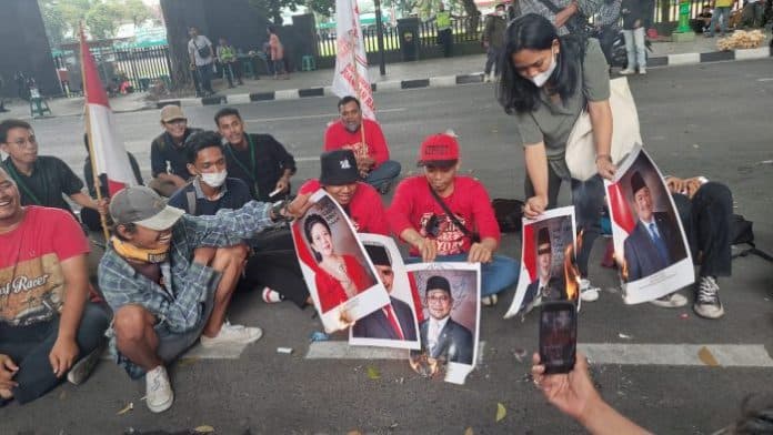 demo_tolak_kenaikan_bbm_di_medan_diwarnai_bakar_foto_ketua_dan_anggota_dpr_ri