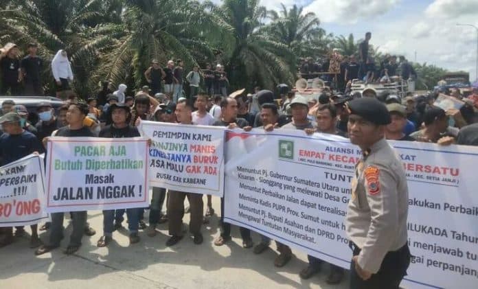 demo_warga_4_kecamatan_di_asahan_tuntut_perbaikan_jalan_dan_ancam_blokir_tol_kisaran