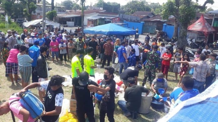 demokrat_siantar_bagikan_desinfektan_kapolsek_pakai_masker_jaga_jarak