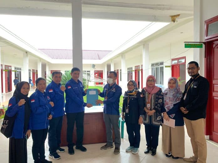 demokrat_simalungun_serahkan_po_terbaru_ke_kpud_johanes_2024_target_13_kursi