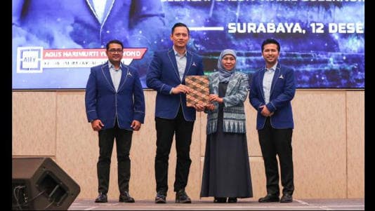 demokrat_tunjuk_khofifah_emil_dardak_maju_pilkada_jatim_2024