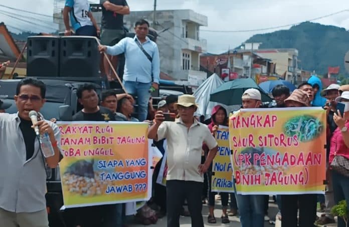 demonstran_di_kabupaten_toba_sampaikan_delapan_tuntutan_ke_kejari_tobasa