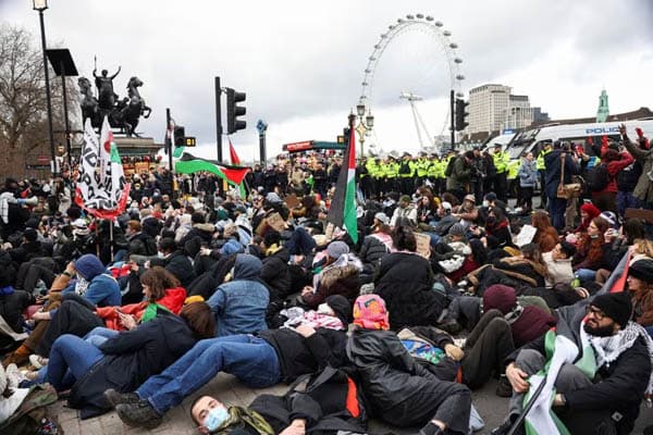 demonstran_pro_palestina_blokir_jembatan_westminster_london