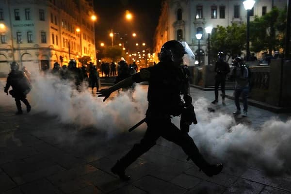 demonstran_tewas_di_tengah_krisis_politik_peru