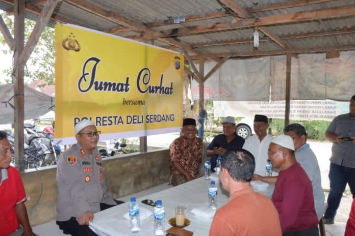dengarkan_keluhan_warga_kapolresta_deli_serdang_gelar_jumat_curhat