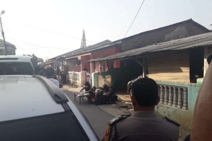 densus_88_bawa_bahan_peledak_dari_rumah_keluarga_terduga_teroris