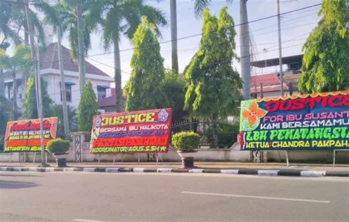 depan_kantor_walikota_dan_dprd_siantar_penuh_papan_bunga_ucapan_selamat_penolakan_pemakzulan_dr_susanti