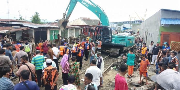 depan_rumah_dipagar_warga_belawan_protes_pt_kai