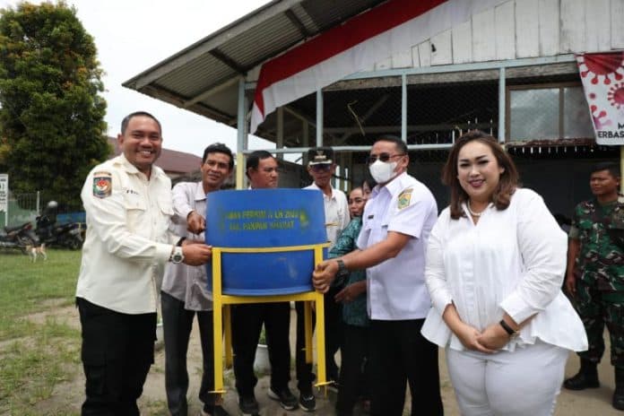 desa_percontohan_desa_siempat_rube_terima_bantuan_tong_sampah