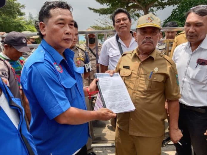 desak_haknya_dikembalikan_fspti_geruduk_kantor_bupati_simalungun