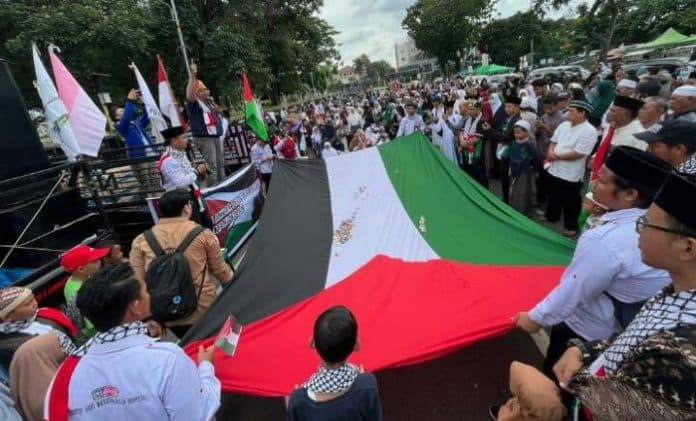 desak_langkah_konkrit_pemerintah_massa_bentangkan_bendera_raksasa_palestina_di_medan
