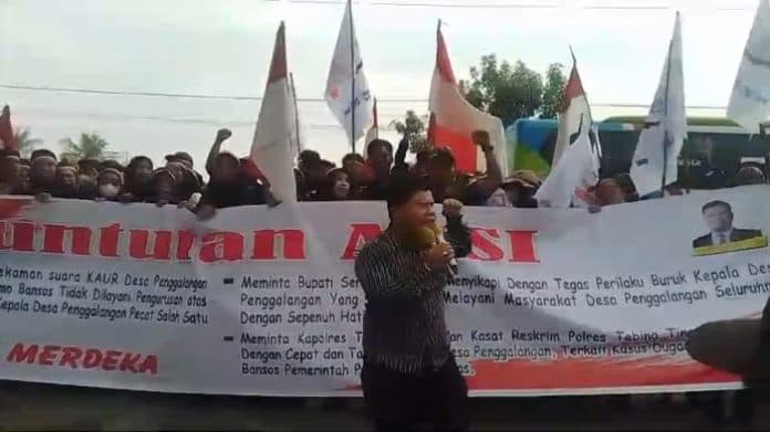 desak_perangkat_desa_dicopot_warga_desa_penggalangan_sergai_geruduk_kantor_camat_tebing_syahbandar