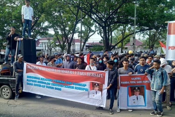 desak_rapidin_simbolon_segera_ditangkap_mahasiswa_kembali_seruduk_kejatisu