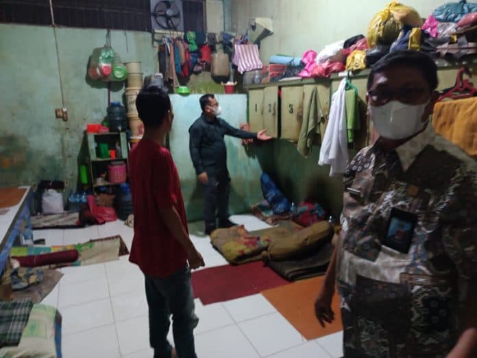 deteksi_dini_gangguan_kamtib_di_lapas_medan_petugas_geledah_kamar_warga_binaan
