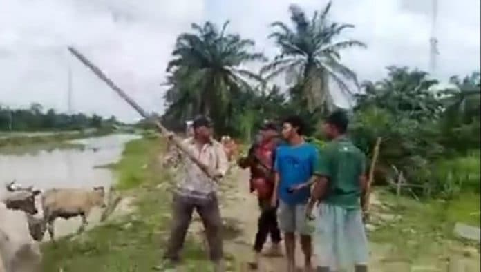 detik_detik_warga_bongkar_pagar_kayu_yang_tutup_jalan_umum_di_asahan