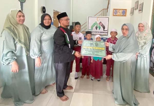dewi_pertiwi_salurkan_beasiswa_bagi_anak_mualaf_yatim_dan_fakir_miskin_di_sunggal