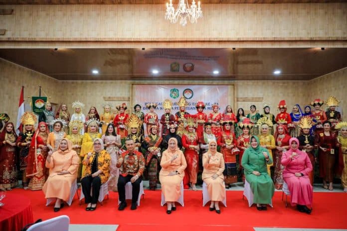 dharma_wanita_persatuan_medan_gelar_fashion_show_multietnis