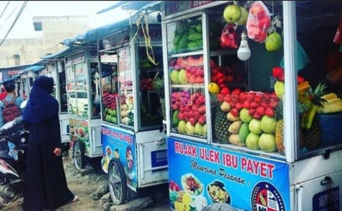 di_akhir_pekan_omset_pedagang_rujak_simpang_jodoh_capai_rp1_juta